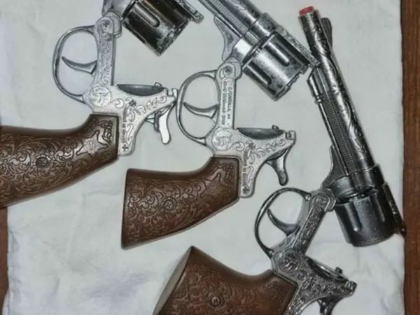 4 antique cap guns - Main image