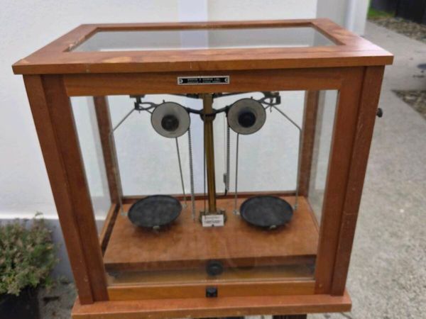 Old medicine weighing schales - Main image