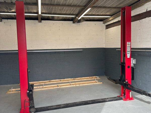 Brand new Pacini 2 Post 4 Ton Lift - Main image