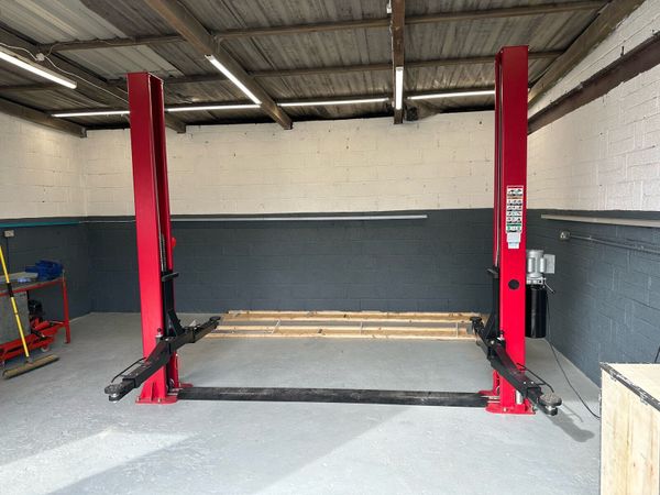 Brand new 2 post 4 ton car / van lift - Main image