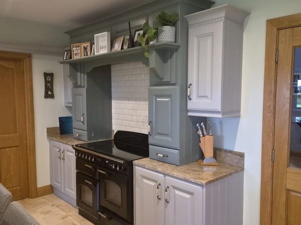 Large kitchen and island - Main image