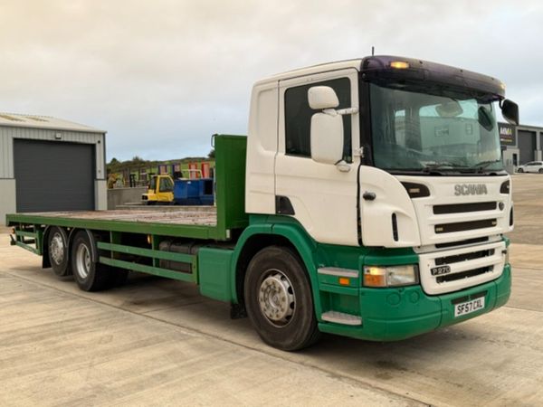2007 P 270 6X2 FLAT BED WITH LIFT & STEER AXLE - Main image