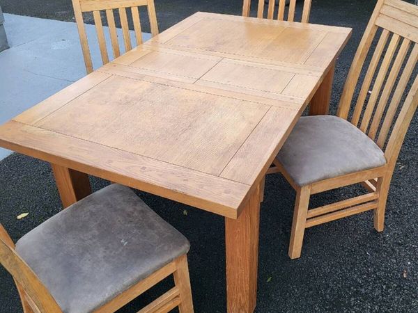 Extending oak table and 4 chaird - Main image