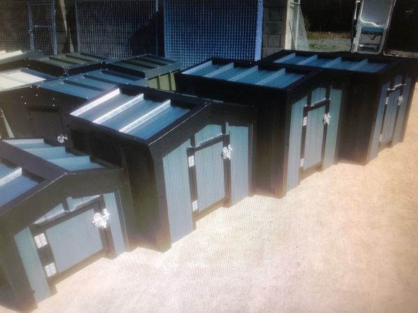Insulated steel dog house - Main image