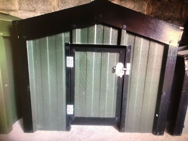 Insulated steel dog house - Main image