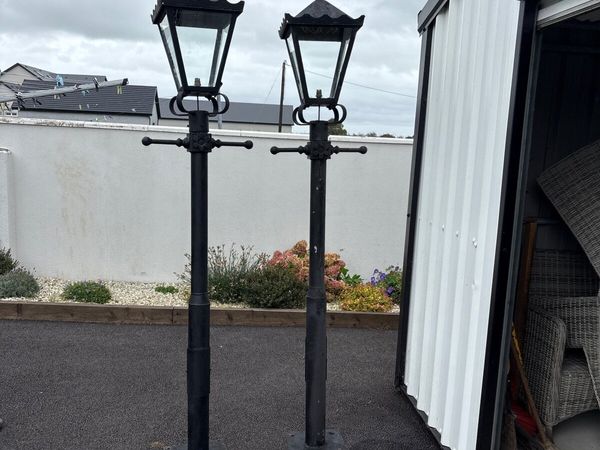 2   6 ft high lawn lights with one head. - Main image