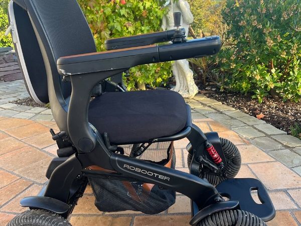 Robooter Folding Electric Powerchair – Excellent C - Main image