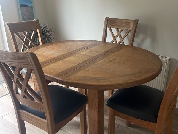 Oak table and 6 padded chairs - Main image