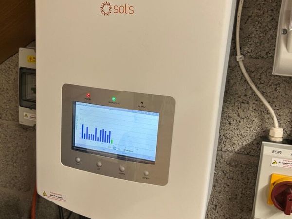 Solar batteries and invertor - Main image