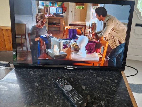 Philips 32 inch TV with remote not smart - Main image