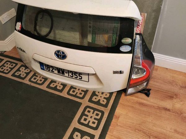 2018 Toyota Aqua Boot door & Tail Light - Main image