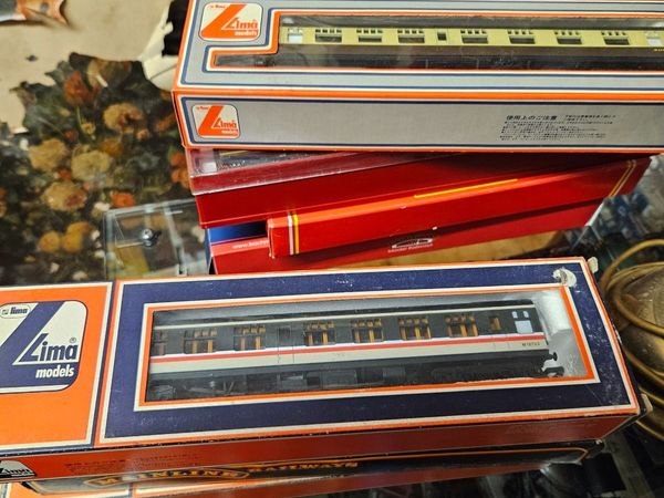 Hornby Lima OO Gauge Carraige - Main image