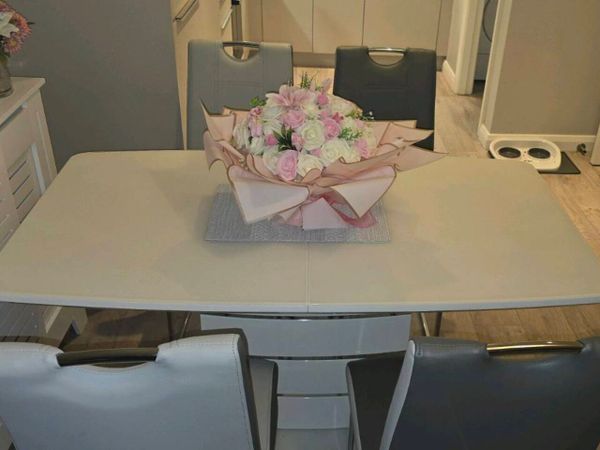 Extendable Table and 6 chairs - Main image