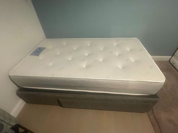 Small Double bed ( 4-foot or 190x120). LIKE NEW. - Main image