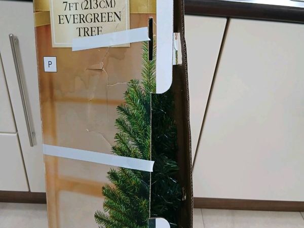 7 FOOT CHRISTMAS TREE +  300 LIGHTS - Main image