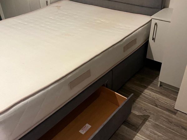 Single bed, double bed, Queen size bed - Main image