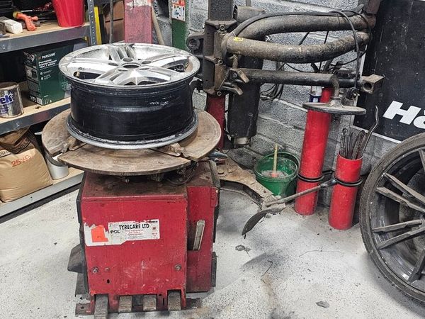 Heavy-duty James Bean tyre changing machine - Main image