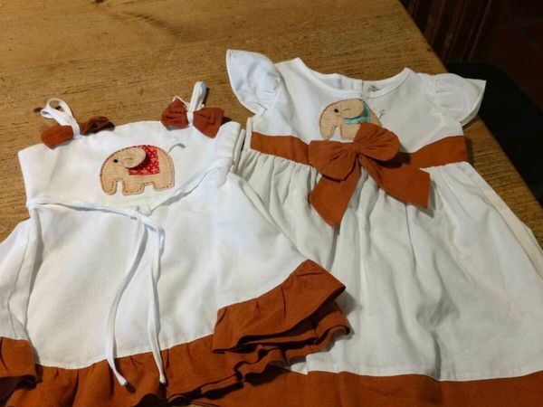 matching two-piece set of white and rust-brown out - Main image