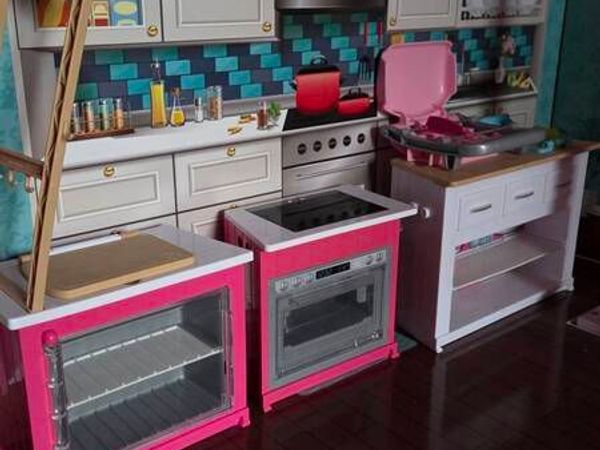 Lillie's Wooden Doll House - Main image