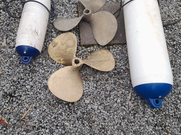 Fenders and brass propellers - Main image