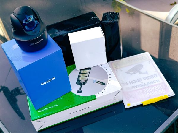 4G Solar Security Camera Kit with Motion Light and - Main image