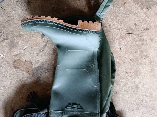 Waders and fishing bag - Main image