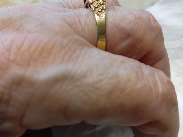 Beautiful 9 CT Gold Ring - Main image