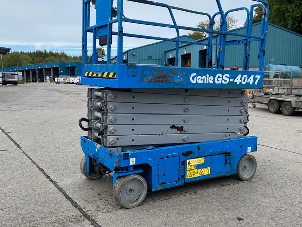 2015 GENIE GS4047 46FT NARROW ELECTRIC SCISSOR - Main image