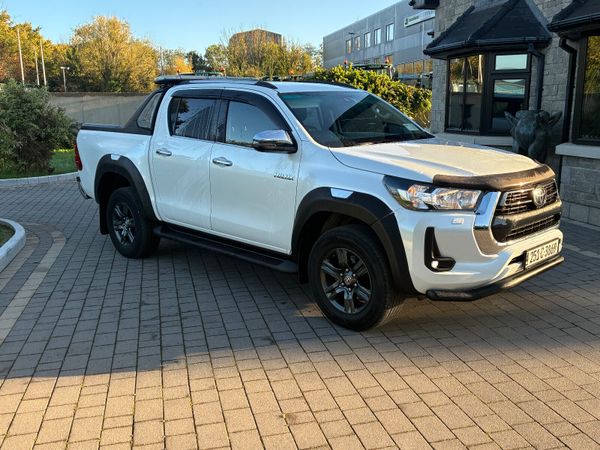 2025 Toyota Hilux SR5 top spec *no vat* - Main image