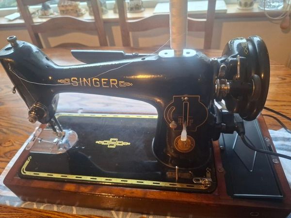 Vintage Singer sewing machine - Main image