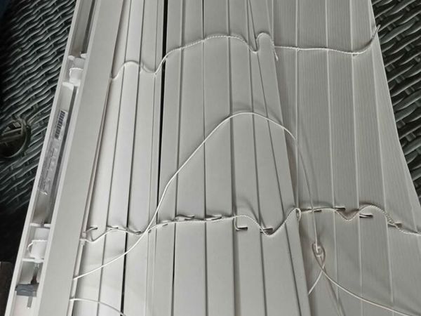 White wooden slate blinds x 8 - Main image