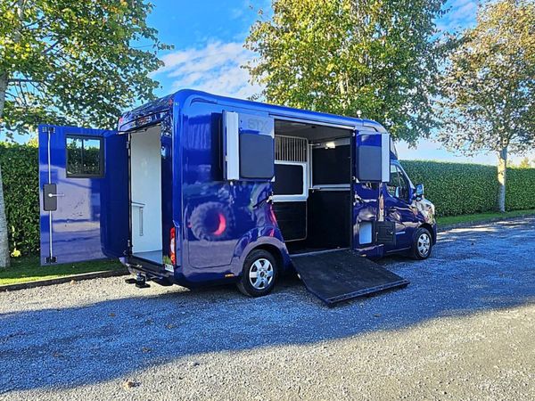 STEPHEX 2 STALL HORSETRUCK - Main image