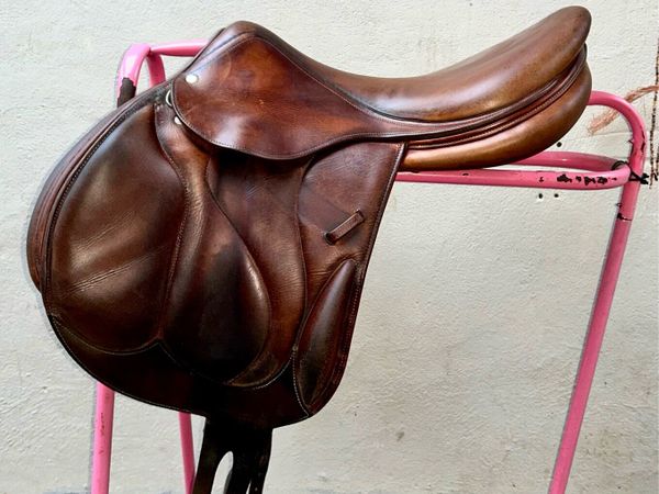 18” Devoucoux Saddle - Main image