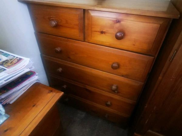 Two Chester of draws and a wardrobe in pine. - Main image