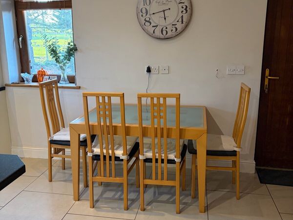Table and chairs - Main image
