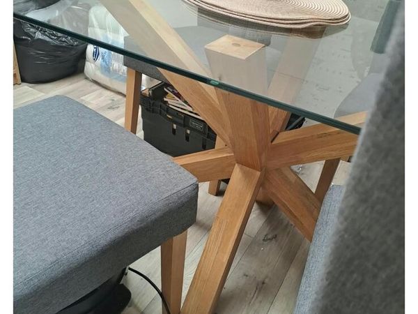 Glass table like new no chairs - Main image