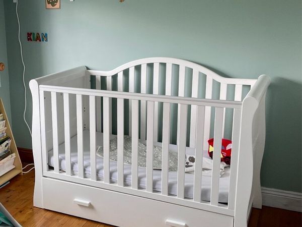 Cot and chest of drawers - Main image