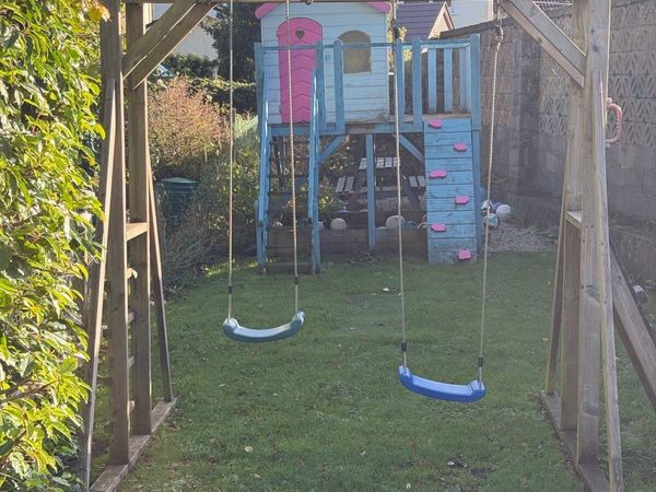 Tree house and swings - Main image