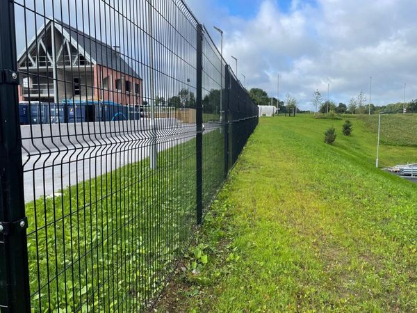 V mesh Fence - Main image