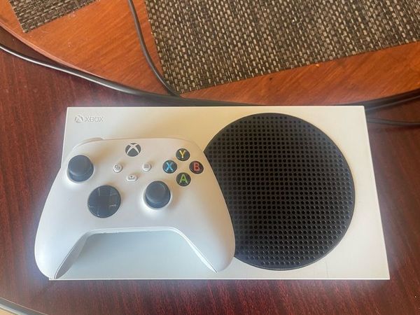 Xbox Series S with white wireless controller - Main image