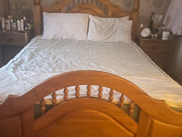 King-Size Solid Wood Bed w/h Matching Bedside Lock - Main image