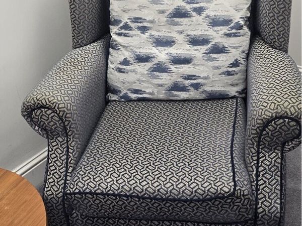 2 comfortable armchairs - Main image