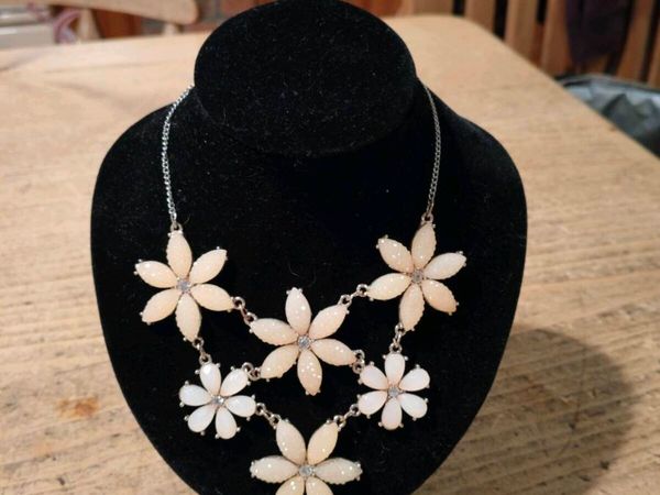 vintage floral piece necklace featuring white, pet - Main image