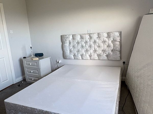 Bed frame and headboard - Main image