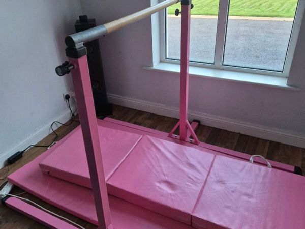 GYMNASTICS BAR AND MAT - Main image