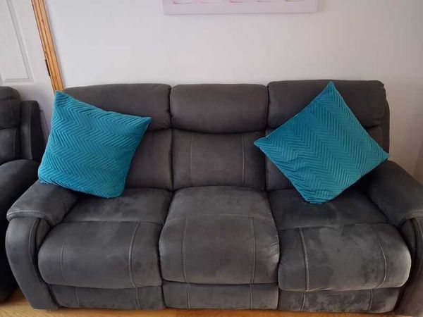 Gorgeous recliner couch and armchair - Main image