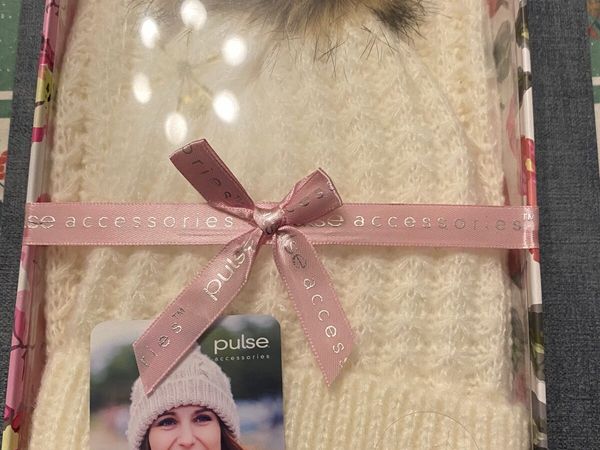 womans hat and snood set - Main image