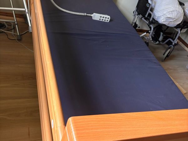 Hospital bed Wheelchair and accessories - Main image