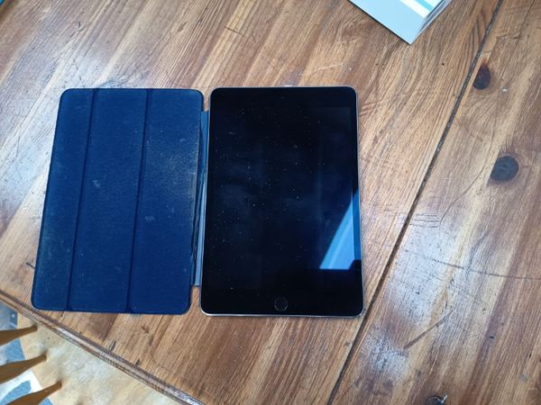 Apple iPad A1538 with blue cover - parts or repair - Main image