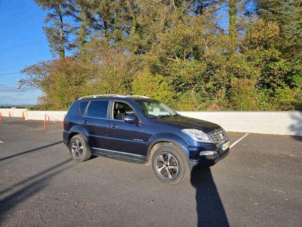 5 seater Crew cab jeep - Main image